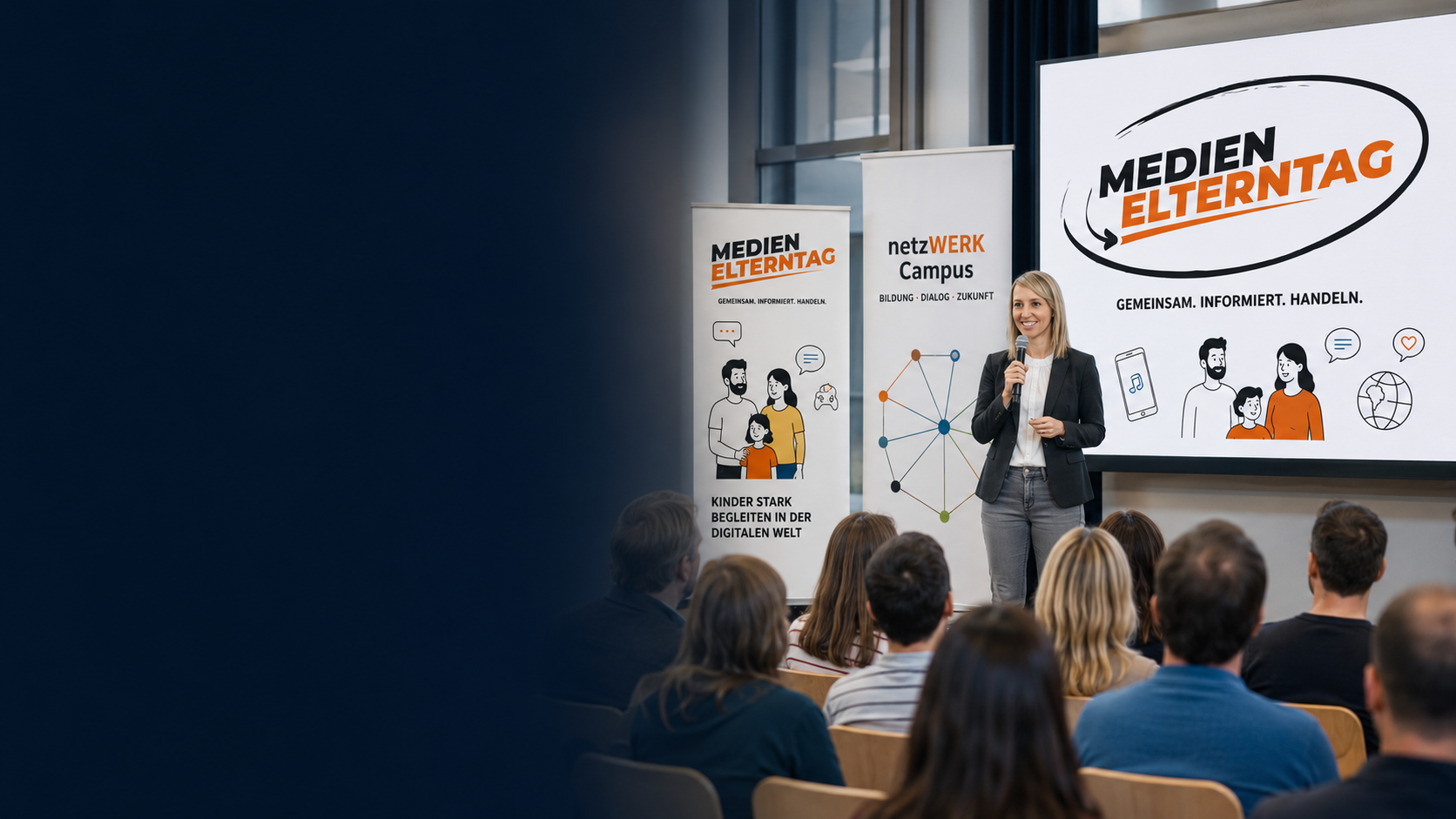 Visualisierte Veranstaltungsszene mit Referentin, Publikum und MedienElterntag-Präsentation.